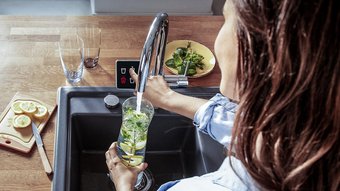 Küchenspühle mit einem Display, ein Smarter Wasserhahn