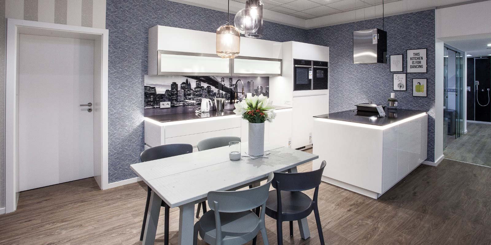 Die Küche ist hell und luftig, mit einem offenen Raumkonzept, das eine harmonische Atmosphäre für geselliges Beisammensein schafft.